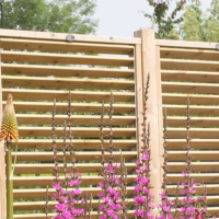 <p>Uitgebreid assortiment tuinafscheidingen, schuttingen en tuinschermen.</p>
