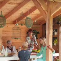 <p>Uitgebreid assortiment tuinhuizen en overkappingen.</p>
