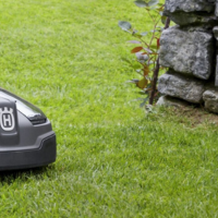 <p>Voor een veilige, kwalitatieve en duurzame robotmaaier bent u bij <strong>den Bleker aan het juiste adres</strong>.</p>

<p>Hier vind u een uitgebreid assortiment robotmaaiers en accessoires.</p>
