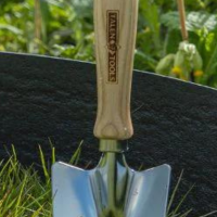 <p>Uitgebreid assortiment met onder andere compost bakken, eco planken, kunstmest, scheerapparaten en schrikdraad apparaten. </p>
