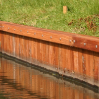 <p><strong>Op zoek naar een betaalbare hardhouten beschoeiing, damwand of grondkering?</strong></p>

<p>Bent u op zoek naar een stevige en duurzame hardhouten beschoeiing, damwand of grondkering? Bij Den Bleker vindt u een ruim assortiment hoogwaardige damwandplanken en draadeinden, rechtstreeks geleverd via onze eigen aanvoerlijnen. Dankzij deze directe levering garanderen wij topkwaliteit tegen een scherpe prijs.</p>

<p>Daarnaast beschikken wij over eigen professionele installatieteams die uw damwanden en grondkeringen vakkundig kunnen plaatsen. Zo hoeft u nergens naar om te kijken, en bent u verzekerd van een duurzame en nette afwerking.</p>

<p>Heeft u vragen of wilt u meer informatie over onze materialen of installatie? Neem gerust contact met ons op. Wij denken graag met u mee om de beste oplossing te vinden voor uw oeverbescherming of tuinaanleg.</p>
