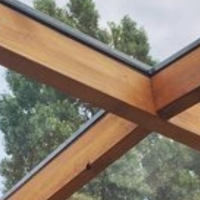 <p>Bent u op zoek naar een raam of lichtstraat voor in uw overkapping of tuinhuis? In deze categorie vindt u een selectie ramen, lichtplaten en houten deuren die zorgen voor meer daglicht en een stijlvolle uitstraling van uw buitenruimte. Deze oplossingen zijn ideaal om uw veranda, tuinhuis of overkapping lichter, ruimer en gebruiksvriendelijker te maken.​</p>

<p><strong>Ramen, lichtstraten en lichtplaten</strong></p>

<p>Met ramen, lichtstraten en lichtplaten haalt u extra natuurlijk licht binnen, zonder in te leveren op comfort of isolatie. Ze zijn geschikt voor diverse dakconstructies en kunnen vaak worden gecombineerd met hout of andere materialen voor een warme, luxe uitstraling.​</p>

<p><strong>Houten deuren en verstelbare frames</strong></p>

<p>Naast ramen en lichtstraten bieden verstelbare poort- en deurframes een stevige basis voor tuindeuren en poorten, die u eenvoudig kunt bekleden met hout of composiet. Zo creëert u een deur of poort die perfect past bij uw schutting, overkapping of tuinhuis en mooi aansluit op de rest van uw tuin.​</p>

<p><strong>Voor de doe-het-zelver en professional</strong></p>

<p>De producten zijn geschikt voor zowel doe-het-zelvers als professionals die een duurzame en nette afwerking van hun project willen. Met de juiste combinatie van ramen, lichtstraten, deuren en frames maakt u van elke overkapping of tuinhuis een comfortabele, lichte en functionele ruimte.</p>
