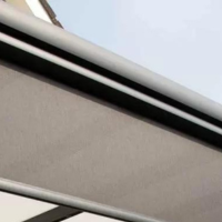 <p>Screens en zonwering voor terras en overkapping zorgen voor schaduw, verkoeling en extra comfort, zodat u langer van uw buitenruimte kunt genieten. Met de juiste terraszonwering voorkomt u hinderlijk zonlicht, overmatige warmte en inkijk, terwijl het uitzicht op de tuin grotendeels behouden blijft.​</p>

<p>Screens voor terras en overkapping</p>

<p>Screens voor terrasoverkappingen zijn ideaal als windvaste zonwering langs de zijkanten van veranda, pergola of overkapping. Ze filteren fel zonlicht en UV-straling, bieden meer privacy en beschermen ook tegen wind, motregen en insecten.​</p>

<p>Soorten zonwering voor buiten</p>

<p>Naast verticale screens kunt u kiezen voor verandazonwering boven of onder het dak, bijvoorbeeld bij een glazen of polycarbonaat overkapping. Deze buitenzonwering houdt de warmte al tegen voordat die het terras of de serre opwarmt, waardoor de temperatuur aangenaam blijft op zonnige dagen.</p>
