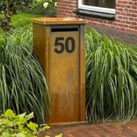 <p><strong>Een tijdloze ontvangst: Cortenstalen brievenbussen als entree van stijl en karakter</strong></p>

<p>Stel je voor: een prachtige woning met een opvallende en karaktervolle brievenbus die direct de toon zet voor de rest van het huis. Cortenstalen brievenbussen zijn niet zomaar functionele objecten; ze zijn ware eyecatchers die met hun robuuste uitstraling en warme roestkleur een unieke charme toevoegen aan elke entree.</p>

<p>Deze brievenbussen combineren duurzaamheid met design. Het cortenstaal ontwikkelt in de loop der tijd een prachtige patina, waardoor elk exemplaar een eigen verhaal vertelt. Geen twee brievenbussen zijn hetzelfde, waardoor jouw entree echt persoonlijk wordt. Of je nu kiest voor een strakke, moderne vorm of een meer landelijke, rustieke uitstraling &ndash; er is altijd een cortenstalen brievenbus die perfect past bij jouw stijl.</p>

<p>Naast hun esthetische aantrekkingskracht zijn ze ook heel praktisch. Ze bieden voldoende ruimte voor post en pakketten, en door het stevige materiaal blijven ze jarenlang mooi en functioneel, zelfs onder de invloed van weer en wind. Bovendien geven ze je woning meteen een warme, uitnodigende uitstraling die past bij moderne en landelijke woningen alike.</p>

<p>Een cortenstalen brievenbus is niet alleen een praktische toegangspoort tot je huis, maar ook een statement van stijl en duurzaamheid. Het is een tijdloos element dat met de tijd alleen maar mooier wordt en jouw woning een unieke karakter geeft dat lang meegaat.</p>
