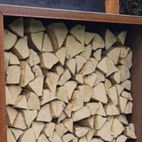 <p><strong>Een stijlvolle en duurzame oplossing: Cortenstaal houtopslag</strong></p>

<p>Stel je voor: een praktische plek om je hout op te bergen, die niet alleen functioneel is, maar ook een echte eyecatcher vormt in de tuin. Cortenstaal houtopslag combineert robuuste duurzaamheid met een strakke, moderne uitstraling. Door het gebruik van cortenstaal krijgt de opslag een natuurlijke, roestige patina die na verloop van tijd een warme, aardse kleur krijgt, waardoor het perfect opgaat in elke tuin of buitenruimte.</p>

<p>Deze houtopslag is niet zomaar een opslagplaats; het is een designobject dat jouw tuin een stijlvolle uitstraling geeft. De stevige constructie zorgt dat je hout droog en overzichtelijk blijft, terwijl het ontwerp vaak open en luchtig is, waardoor de ventilatie optimaal blijft. Zo blijft je hout langer goed en klaar voor gebruik.</p>

<p>Wat deze cortenstalen houtopslag zo aantrekkelijk maakt, is dat ze verkrijgbaar zijn in diverse uitvoeringen en formaten. Of je nu een compacte, minimalistische opbergkast zoekt of een grote, robuuste structuur voor meerdere houtblokken, er is altijd een optie die past bij jouw wensen en tuinstijl. Bovendien is cortenstaal onderhoudsarm en ontwikkelt het een mooie natuurlijke patina die de tijd doorstaat.</p>

<p>Een cortenstalen houtopslag is meer dan alleen een praktische oplossing; het is een stijlvolle toevoeging die de natuurlijke uitstraling van hout versterkt en je tuin een moderne, vriendelijke sfeer geeft. Het combineert functionaliteit met design, zodat je niet alleen je hout op een mooie manier opbergt, maar ook je buitenruimte een extra dimensie geeft.</p>
