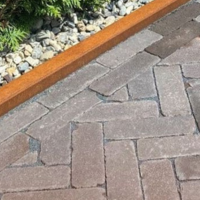 <p><strong>Een stijlvolle overgang: de kracht en schoonheid van cortenstaal overzetprofiel</strong></p>

<p>In de wereld van tuin- en terrasaanleg draait het niet alleen om functionaliteit, maar ook om het cre&euml;ren van vloeiende en duurzame overgangen. Het cortenstaal overzetprofiel is hierbij de ideale oplossing, een elegant element dat stijl en stevigheid naadloos combineert.</p>

<p>Dit profiel, gemaakt van robuust cortenstaal, biedt een perfecte overgang tussen verschillende materialen, hoogtes of oppervlakken. Door zijn stevige constructie en natuurlijke roestkleur geeft het niet alleen een visueel aantrekkelijke scheiding, maar versterkt het ook de duurzaamheid van je buitenruimte. De warme, aardse tinten van cortenstaal vormen een mooi contrast met andere materialen zoals hout, beton of tegels, en zorgen voor een harmonieus geheel.</p>

<p>Wat het overzetprofiel zo bijzonder maakt, is de combinatie van functioneel ontwerp en esthetiek. Het beschermt randen tegen slijtage, voorkomt verschuiven en zorgt voor een nette afwerking. Tegelijkertijd voegt het een subtiele, industri&euml;le uitstraling toe die perfect past bij moderne, landelijke of natuurlijke tuinstijlen.</p>

<p>Daarnaast ontwikkelt cortenstaal door de tijd een karakteristieke roestkleur die alleen maar mooier wordt naarmate de jaren verstrijken. Het profiel wordt daardoor niet alleen een praktische randafwerking, maar ook een decoratief accent dat de uitstraling van je buitenruimte versterkt.</p>

<p>Met een cortenstaal overzetprofiel haal je een duurzaam, stijlvol en functioneel element in huis dat jarenlang meegaat en telkens weer een mooie overgang biedt. Het verbindt verschillende materialen en niveaus met klasse en brengt rust en harmonie in je buitenleven.</p>
