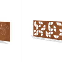 <p><strong>Elegantie en duurzaamheid: de schoonheid van cortenstaal sierhekwerk</strong></p>

<p>Een tuin of terras verdient een afscheiding die niet alleen functioneel is, maar ook een statement van stijl en vakmanschap. Cortenstaal sierhekwerk biedt precies dat: een combinatie van tijdloze elegantie en robuuste duurzaamheid die je buitenruimte letterlijk en figuurlijk omarmt.</p>

<p>Dit sierhekwerk, vervaardigd uit hoogwaardig cortenstaal, straalt een moderne industri&euml;le uitstraling uit, terwijl het tegelijkertijd een warme en natuurlijke sfeer cre&euml;ert. De karakteristieke roestkleur die zich na verloop van tijd vormt, geeft het hekwerk een unieke, authentieke uitstraling die geen ander materiaal kan evenaren. Elke vlam, elke lichte variatie in kleur maakt het tot een kunstwerk op zich.</p>

<p>Wat dit hekwerk zo bijzonder maakt, is niet alleen zijn esthetiek, maar ook zijn praktische voordelen. Cortenstaal is bijzonder weerbestendig en vereist weinig onderhoud. Het materiaal ontwikkelt een beschermende patina die het tegen roest en slijtage beschermt, waardoor je jarenlang kunt genieten van een prachtig, betrouwbare afscheiding.</p>

<p>Daarnaast biedt sierhekwerk uit cortenstaal veel creatieve mogelijkheden. Van sierlijke patronen en moderne strakke lijnen tot artistieke ontwerpen, het materiaal leent zich perfect voor maatwerk en persoonlijke accenten. Zo wordt jouw tuin niet alleen afgeschermd, maar ook getransformeerd tot een unieke en stijlvolle buitenruimte.</p>

<p>Met cortenstaal sierhekwerk haal je een duurzame, elegante en onderhoudsvriendelijke afscheiding in huis die de tand des tijds doorstaat en telkens weer indruk maakt. Het is niet zomaar een hek, maar een kunstzinnig element dat de natuurlijke schoonheid van je tuin versterkt en een blijvende sfeer van rust en stijl uitstraalt.</p>

<p>&nbsp;</p>
