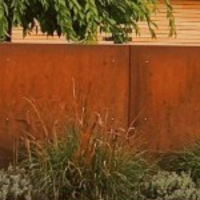 <p><strong>Een tijdloze afscheiding: de charme van een cortenstaal schutting</strong></p>

<p>Stel je een tuin voor die niet alleen privacy biedt, maar ook een echte blikvanger is door zijn natuurlijke elegantie. Een cortenstaal schutting brengt die perfecte combinatie van functionaliteit en esthetiek, en voegt een tijdloze, industri&euml;le uitstraling toe aan elke buitenruimte.</p>

<p>Deze schutting, vervaardigd uit robuust cortenstaal, is meer dan alleen een afscheiding. Het is een statement van duurzame schoonheid. Na verloop van tijd ontwikkelt het materiaal een karakteristieke roestkleur die niet alleen de tand des tijds doorstaat, maar ook een warme, aardse gloed geeft die naadloos aansluit bij de natuur. Het resultaat is een natuurlijke, warme afscheiding die zich moeiteloos mengt met de omgeving.</p>

<p>Wat deze schutting zo bijzonder maakt, is niet alleen zijn uitstraling, maar ook zijn duurzaamheid. Cortenstaal is bestand tegen alle weersomstandigheden, zonder dat er extra onderhoud nodig is. Het materiaal wordt alleen maar mooier met de jaren, krijgt een unieke patina en blijft jarenlang stevig en robuust.</p>

<p>Daarnaast biedt een cortenstaal schutting niet alleen privacy, maar ook een moderne uitstraling die past bij zowel landelijke als industri&euml;le tuinen. Het strakke, minimalistische design combineert functionaliteit met design, en zorgt voor een rustige en stijlvolle grens tussen je tuin en de buitenwereld.</p>

<p>Met een cortenstaal schutting haal je een duurzaam, elegant en onderhoudsvriendelijk element in huis dat je buitenruimte verrijkt met zijn natuurlijke pracht. Het is een investering in schoonheid en duurzaamheid, die je tuin jarenlang een onderscheidende en warme uitstraling geeft.</p>
