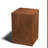 <p><strong>De Tijdloze Eleganties van de Cortenstalen Sokkel</strong></p>

<p>In een klein dorpje, verscholen tussen glooiende heuvels en kleurrijke velden, stond een bijzondere kunstwerk dat de harten van velen had veroverd. Het was een sokkel, gemaakt van cortenstaal, een materiaal dat door de jaren heen zijn karakter en schoonheid had ontwikkeld.</p>

<p>De sokkel had een robuuste uitstraling, met warme, roestige tinten die veranderden afhankelijk van het licht en de weersomstandigheden. Wat deze sokkel echt bijzonder maakte, was niet alleen zijn uiterlijk, maar ook zijn verhaal. Cortenstaal staat bekend om zijn duurzaamheid en natuurlijke oxidatieproces, waardoor het zichzelf beschermt en zijn karakter krijgt. Het leek bijna alsof de tijd hier stil had gestaan, gevangen in de metalen randen.</p>

<p>Deze sokkel was niet zomaar een voetstuk. Het was een symbool van de vergankelijkheid en de schoonheid van verandering. Op de top stond een beeld dat de kracht van de natuur en de menselijke creativiteit verenigde. Het was een herinnering dat, net als het cortenstaal, alles in het leven zijn eigen verhaal schrijft, met elkaar verweven door tijd en omstandigheden.</p>

<p>Iedereen die langs de sokkel liep, voelde een diepe verbinding met het verhaal dat het vertelde. Het was een plek van reflectie en bewondering, waar kunst en natuur samenkwamen in een harmonie die nooit vervaagde. De cortenstalen sokkel bleef een tijdloos monument, dat generaties zou blijven inspireren met zijn eenvoudige, maar krachtige schoonheid.</p>
