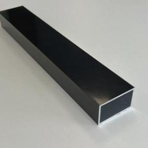 Aluminium onderbalk t.b.v. dekdelen, 3 x 5 x 400 cm, zwart RAL 9005.