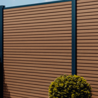 <p><strong>Composiet tuinschermen en schuttingen van Fiberdeck, NewTechWood en Elephant</strong></p>

<p>Composiet tuinschermen en schuttingen zijn een duurzame en onderhoudsarme oplossing voor iedere tuin. Ze combineren de warme uitstraling van hout met de voordelen van kunststof: weerbestendig, kleurvast en rotvrij. Merken als Fiberdeck (Boston), NewTechWood en Elephant staan bekend om hun kwaliteit en lange levensduur.</p>

<p><strong>Fiberdeck Boston</strong> composiet schuttingen hebben een strakke, moderne uitstraling en zijn zeer stabiel. Ze zijn eenvoudig te monteren en vragen nauwelijks onderhoud, ideaal voor een stijlvolle en duurzame erfafscheiding.</p>

<p><strong>NewTechWood </strong>composiet tuinschermen zijn innovatief en milieuvriendelijk. Dankzij de UV-bestendige toplaag blijven ze jarenlang mooi, zonder schilderen of oli&euml;n. Perfect voor wie zoekt naar een onderhoudsvrije schutting.</p>

<p><strong>Elephant</strong> composiet schuttingen staan voor sterkte en flexibiliteit. Het modulaire systeem maakt diverse opstellingen mogelijk en biedt optimale privacy met een luxe uitstraling.</p>

<p>Waarom kiezen voor composiet?</p>

<ul>
	<li>
	<p>Onderhoudsarm</p>
	</li>
	<li>
	<p>Weer- en UV-bestendig</p>
	</li>
	<li>
	<p>Lange levensduur</p>
	</li>
	<li>
	<p>Geen splinters of rot</p>
	</li>
</ul>

<p>Met composiet tuinschermen van Fiberdeck, NewTechWood of Elephant kies je voor een moderne, duurzame en onderhoudsvrije oplossing voor jouw tuin.</p>
