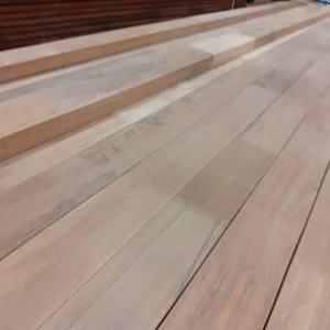 Bangkirai geschaafde onderregel gevingerlast, 4,4 x 9,5 x 400 cm.