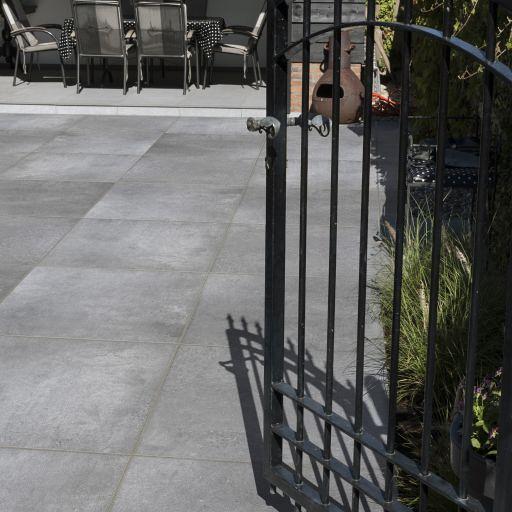 KERAM. Cemento Grigio 80x80x2 cm - een moderne keramische buitentegel