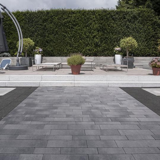 Premiton Linea XL Banen 8 cm Gran Canaria Antraciet met facet – grootformaat bestrating voor een mod