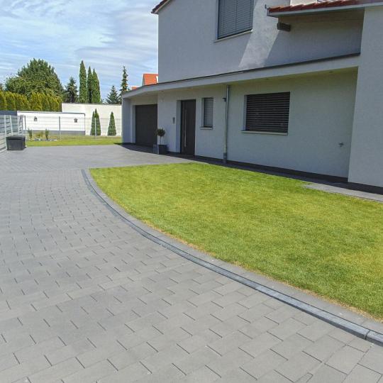 Smartton Aqua 30x15x8 cm Mount Everest Zwart – waterdoorlatende bestratingsteen voor een luxe en duu