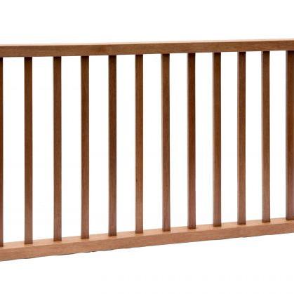 Hardhouten spijlenhek/ -poort, 100 x 80 cm. Frame 4,5 x 7 cm, spijlen 2 x 3 cm.