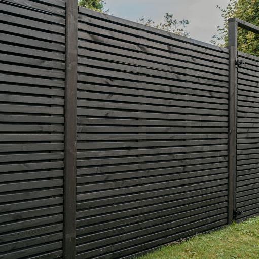 Grenen geschaafd latten scherm, recht horizontaal/verticaal, 180 x 180 x 5 cm, zwart gespoten.