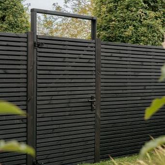 Grenen geschaafd latten scherm, recht horizontaal/verticaal, 180 x 180 x 5 cm, zwart gespoten.