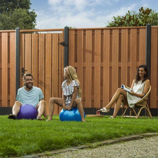 Hardhouten geschaafd plankenscherm 20-planks 14 mm, recht verticaal, 180 x 180 cm, betonsysteem.