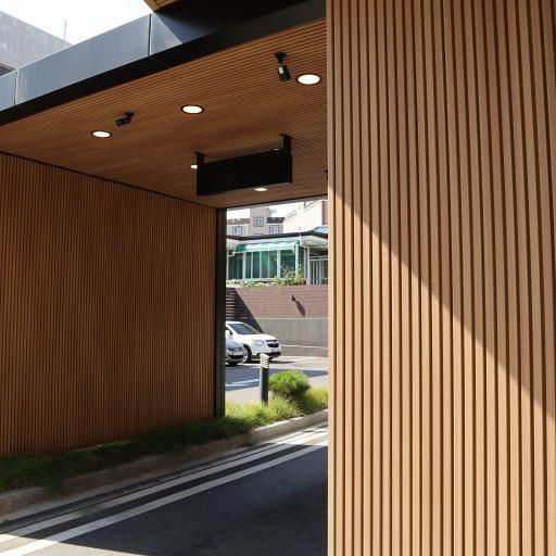 NewTechWood HKC co-extrusie Castellation PRO35 gevelbekleding, 3,3 x 21,5 x 290 cm, Red Cedar.