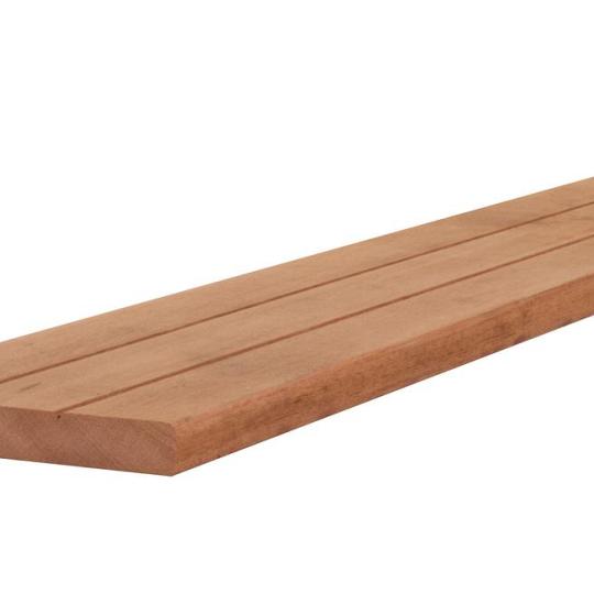 Hardhouten met v-groeven geprofileerd dekdeel, 2,8 x 19 x 545 cm.