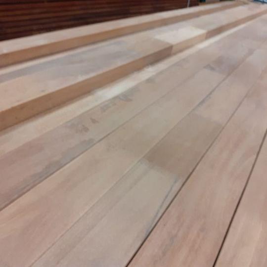 Bangkirai geschaafde onderregel gevingerlast, 4,4 x 9,5 x 300 cm.