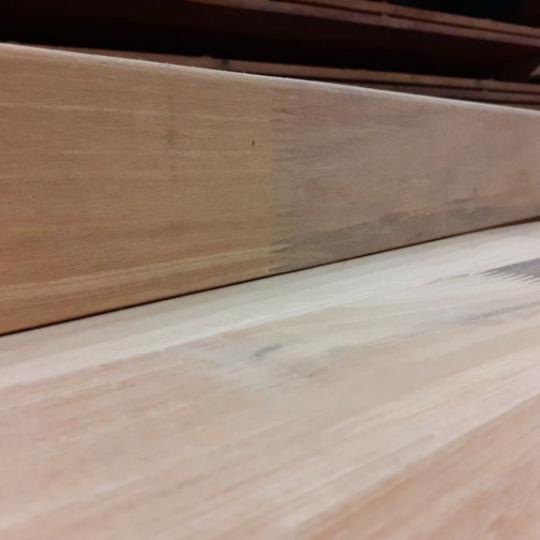 Bangkirai geschaafde onderregel gevingerlast, 4,4 x 9,5 x 300 cm.