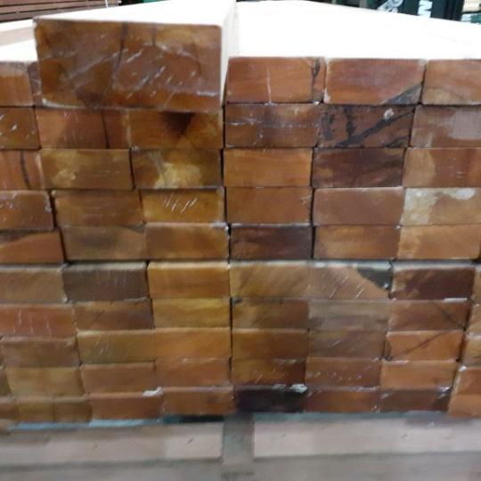 Bangkirai geschaafde onderregel gevingerlast, 4,4 x 9,5 x 400 cm.
