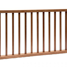 Hardhouten spijlenhek, 180 x 80 cm. Frame 4,5 x 7 cm, spijlen 2 x 3 cm.