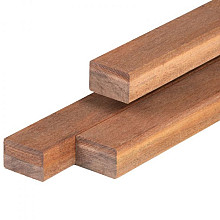 De Azobé hardhouten regel met afmetingen van 4,5 x 7,0 x 200 cm, 4 ronde hoeken