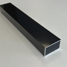 Aluminium onderbalk t.b.v. dekdelen, 3 x 5 x 400 cm, zwart RAL 9005.