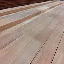 Bangkirai geschaafde onderregel gevingerlast, 4,4 x 9,5 x 400 cm.
