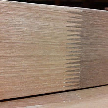 Bangkirai geschaafde onderregel gevingerlast, 4,4 x 9,5 x 300 cm.